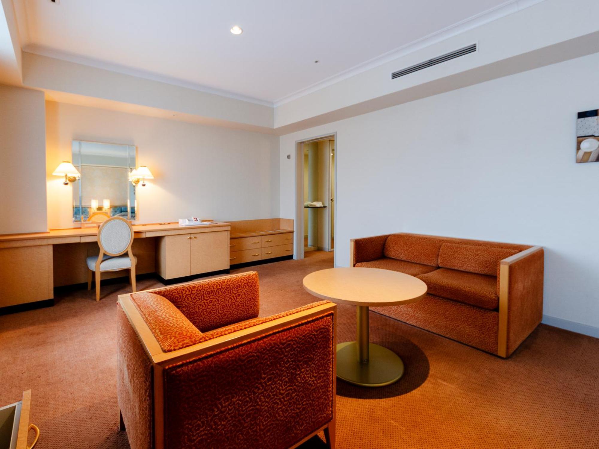 Crown Palais Hotel